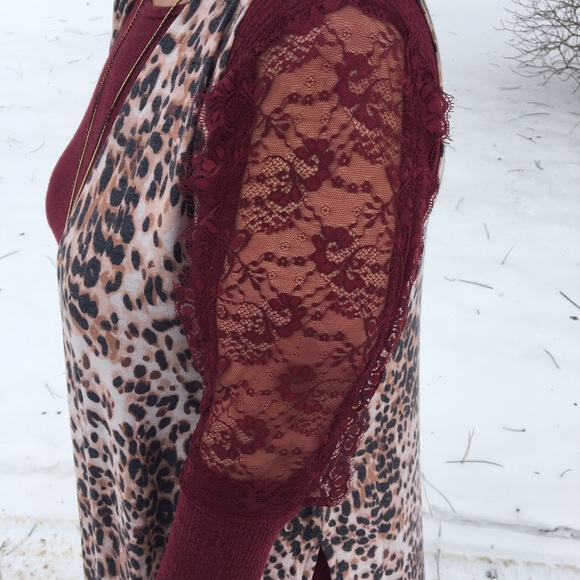 Premise Lace-sleeve Sharkbite hem Lightweight Sweater - Picture 3 of 4